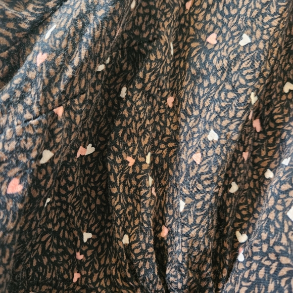 5/$25✨️ Torrid Stella Brown and Black Blouse with Heart Details Size 00 - Picture 3 of 3
